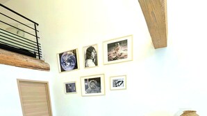 Ein modernes Wohnzimmer mit einer Couch, einem Couchtisch und Dekorationselementen.