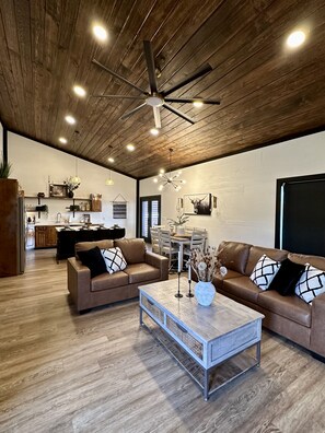 Smart TV, fireplace - Miss Behaving cabin (Broken Bow)