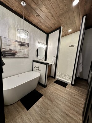 Hair dryer, towels, soap, toilet paper - Miss Behaving cabin (Broken Bow)
