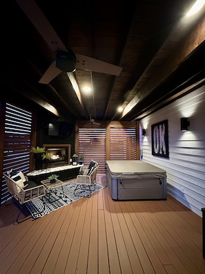 Interior - Miss Behaving cabin (Broken Bow)