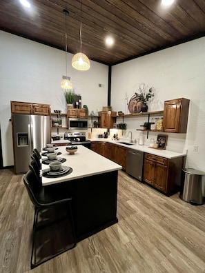 Fridge, microwave, oven, stovetop - Miss Behaving cabin (Broken Bow)