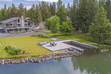 Riverfront property with private boat dock.
Summer - float down the Deschutes River
Winter - ski, snowboard, snowshoe, 25 minute drive to Mt. Bachelor
Kayaks and bikes included.