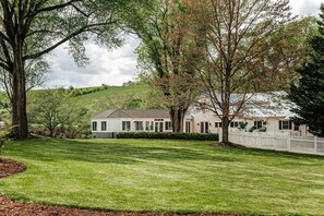 Exterior - Luxury Manor House at Batten Green. Gorgeous farm views. 5 mins to DT Staunton. Pet-friendly! (Staunton)