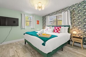 4 bedrooms, desk, iron/ironing board, travel cot - JungleVilla Pickleball+HeatedPool+Games+PuttPutt (Largo)