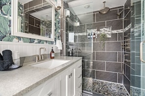 Secadora de cabello, toallas, jabón, papel de baño