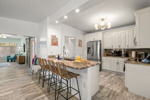 冰箱、微波炉、烤箱、炉灶