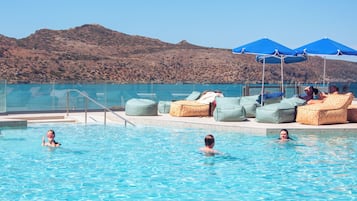 Sulla spiaggia, sabbia bianca, lettini da mare, ombrelloni