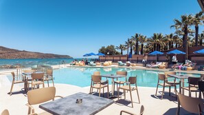 Seasonal outdoor pool, pool umbrellas, sun loungers - Chrispy Beach Resort  (Chania)