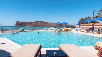 Een seizoensgebonden buitenzwembad en parasols bij het zwembad