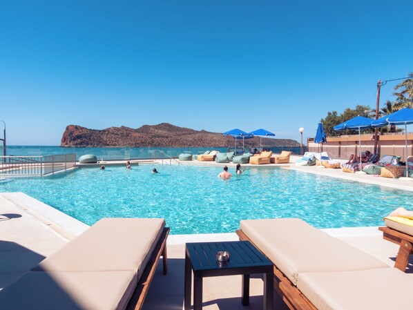 Seasonal outdoor pool, pool umbrellas, sun loungers - Chrispy Beach Resort  (Chania)