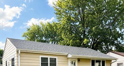 Cozy 2 Bedroom, 2 bath, 3 car garage with EV charger