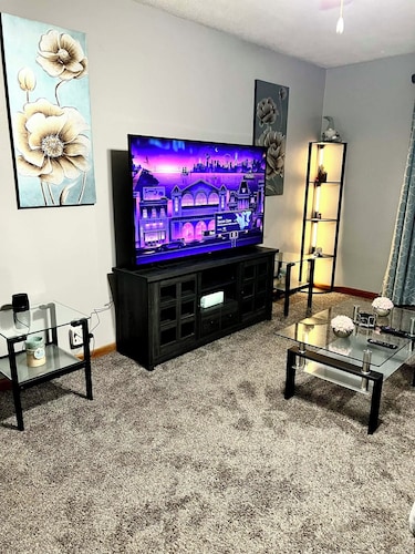 Cozy 2 Bedroom, 2 bath, 3 car garage with EV charger 