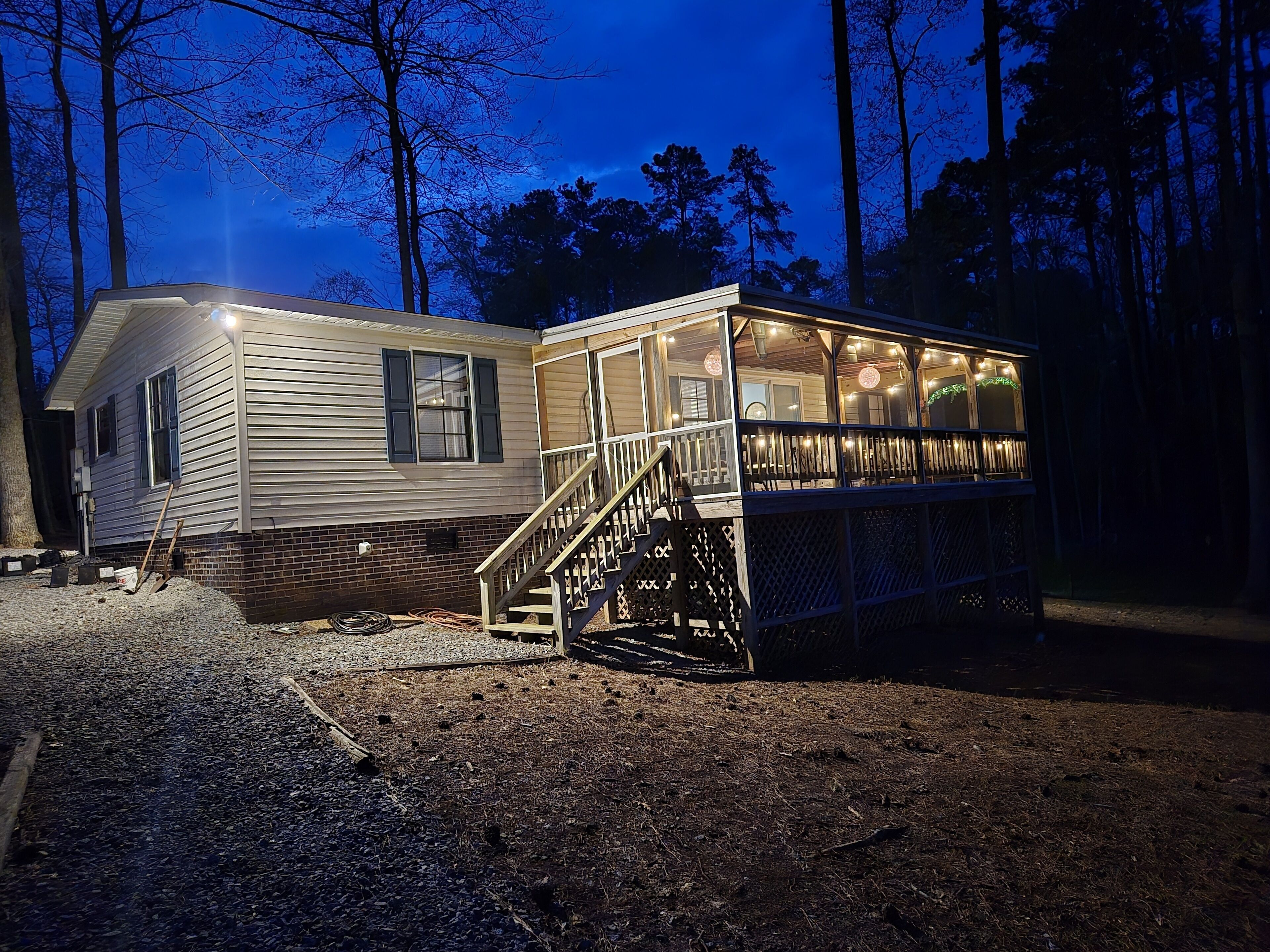 Beautiful Family Friendly Lake Front Home with Pontoon Boat Available