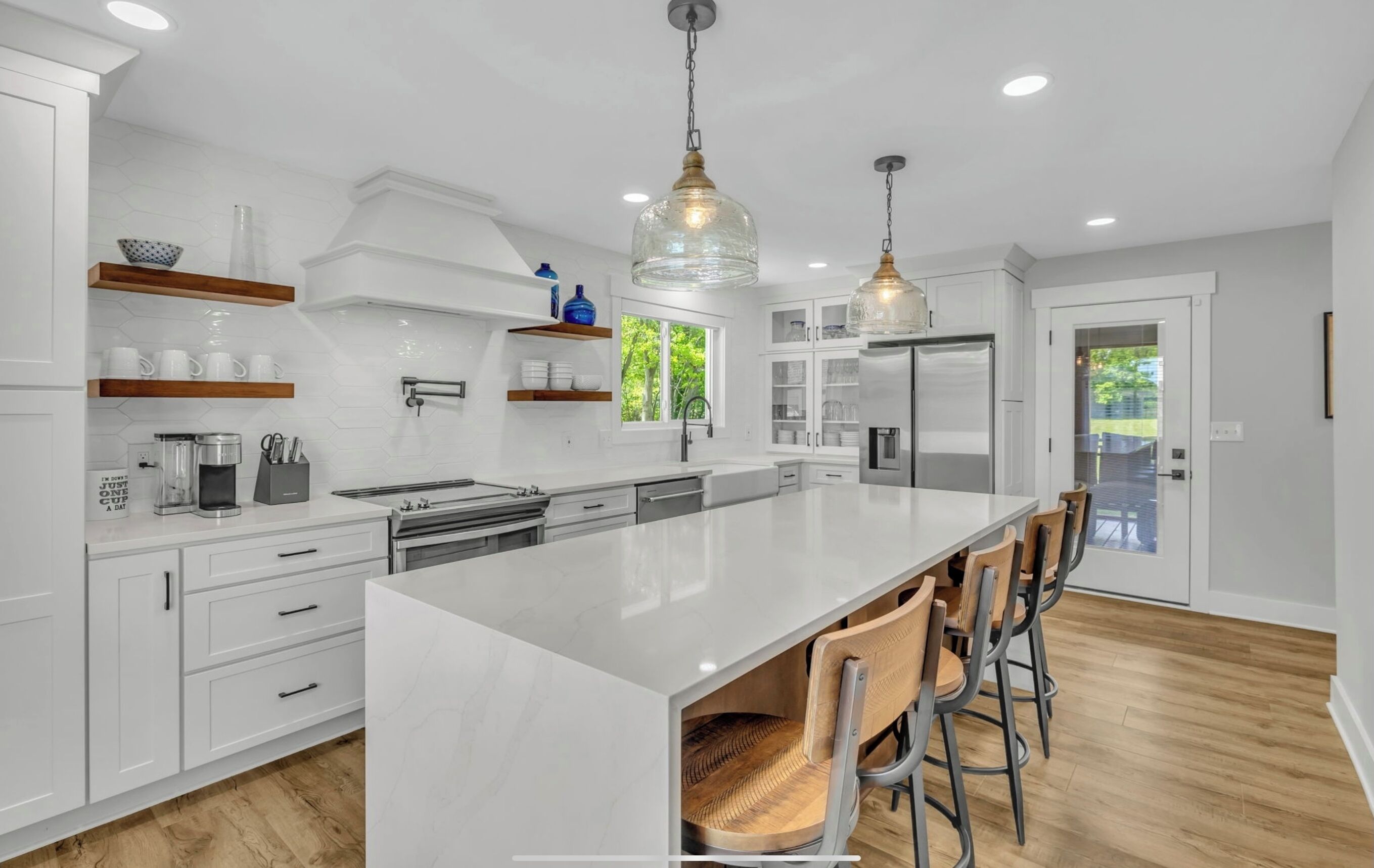 Mikrobølgeovn, ovn, kokeplater og oppvaskmaskin