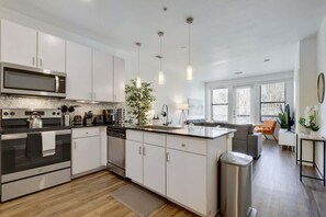 Fridge, microwave, oven, stovetop - Urban Paradise ~ Pool, Gym, Rooftop, Free Parking (Austin)
