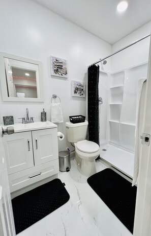 Hair dryer, towels, soap, toilet paper - Luxury studio near IAH (Humble)