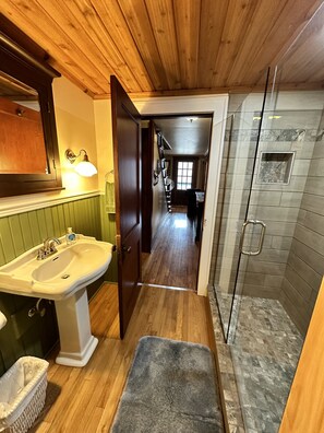 Shower, hair dryer, towels, soap - Mountain View Loj overlooking the majestic Adirondack Mountains & Ausable River (Jay)