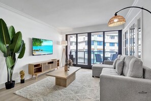 Televisor intel·ligent i taula de tennis de taula 