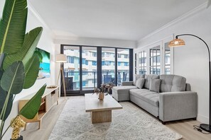 Smart TV, table tennis - Comfortable Ocean View Condo / Beach Service /1214 (Miami Beach)