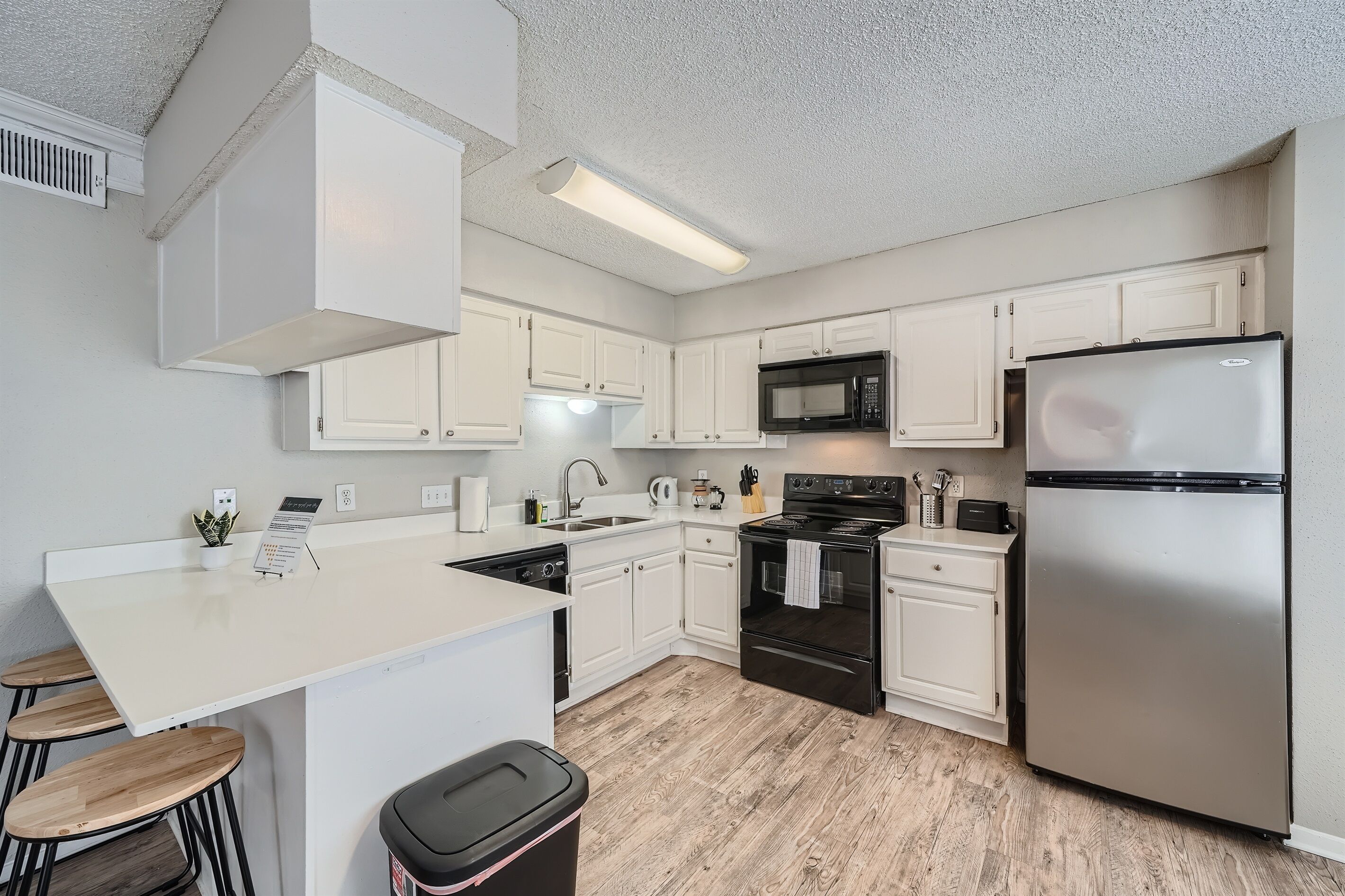 Refrigerador, microondas, horno y parrilla de estufa 