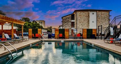 Chic 2B Getaway | 10min > DTWN | W/D, Pool, Prkg