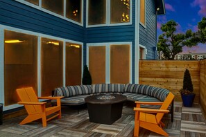 Terrace/patio - Chill 2B Getaway | 10min > DTWN | W/D, Pool, Prkg (Austin)