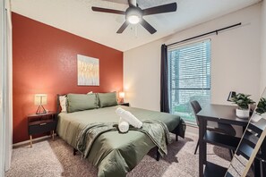 2 bedrooms, desk, iron/ironing board, free WiFi - Chill 2B Getaway | 10min > DTWN | W/D, Pool, Prkg (Austin)