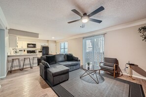 Smart TV - Chill 2B Getaway | 10min > DTWN | W/D, Pool, Prkg (Austin)