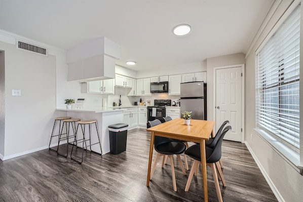 Refrigerador, microondas, horno, placa de cocina