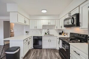 Kjøleskap, mikrobølgeovn, ovn og kokeplater