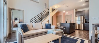 Roomy 2B Loft Getaway | Sleeps 5 | Pool, Gym, Pkg, Pet Wash