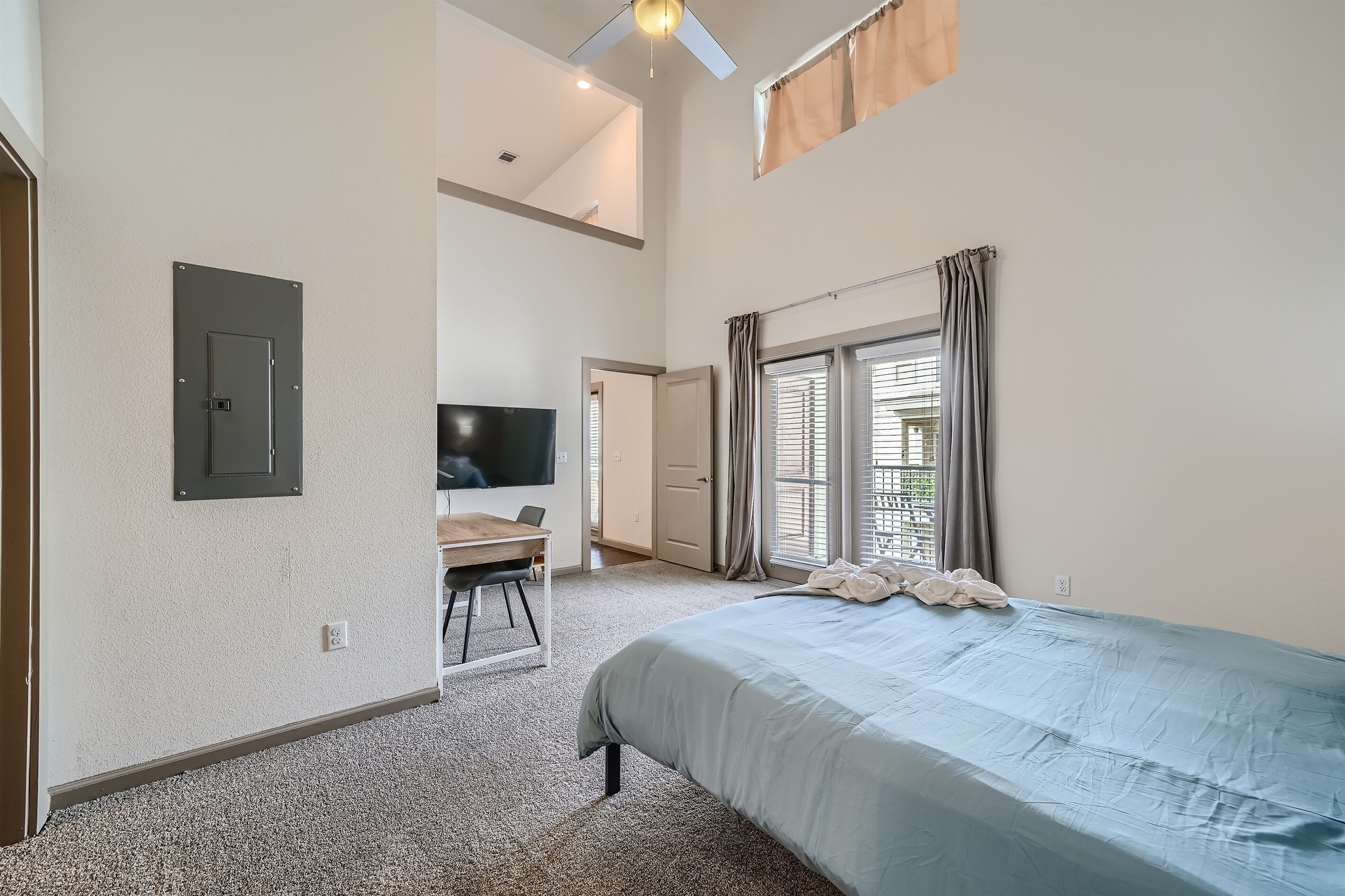 2 slaapkamers, een bureau, een strijkplank/strijkijzer, gratis wifi