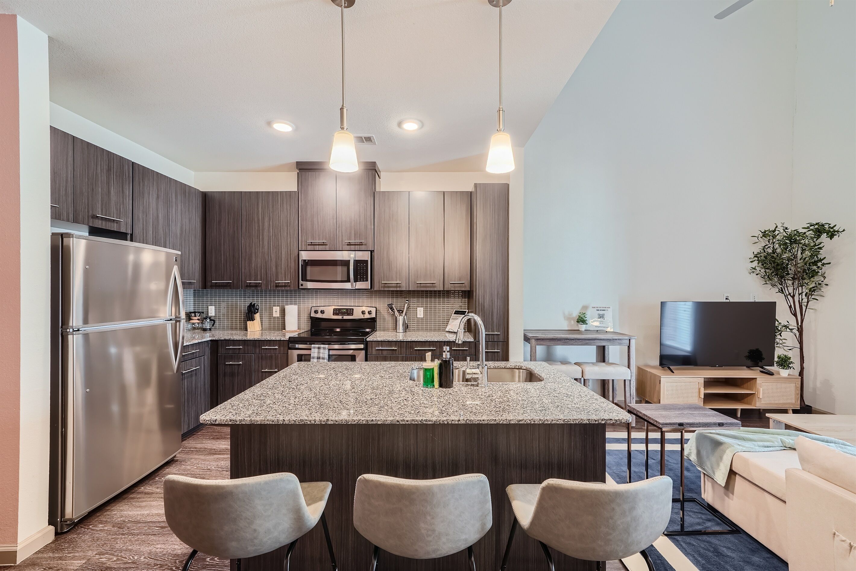 Réfrigérateur, micro-ondes, four, plaque de cuisson