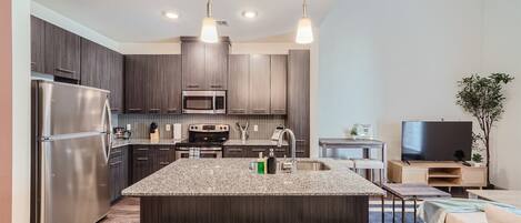 冷蔵庫、電子レンジ、オーブン、コンロ