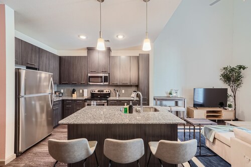 Roomy 2B Loft Getaway | Sleeps 5 | Pool, Gym, Pkg, Pet Wash