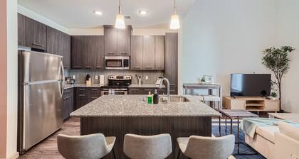Roomy 2B Loft Getaway | Sleeps 5 | Pool, Gym, Pkg, Pet Wash