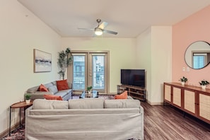 Smart TV - Serene 3B Getaway | Pool, Gym, Parking, Pet Wash (Leander)