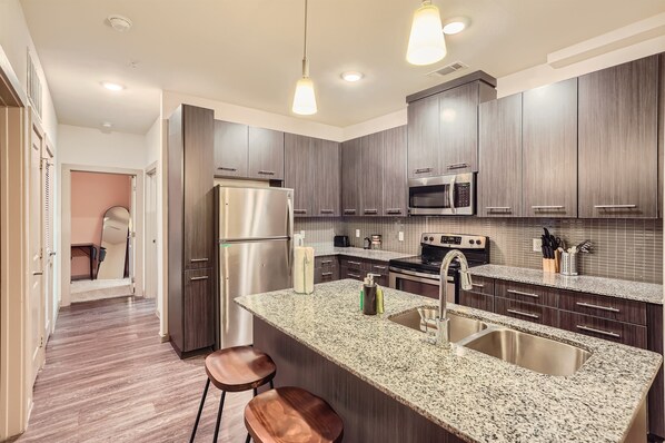 Réfrigérateur, micro-ondes, four, plaque de cuisson