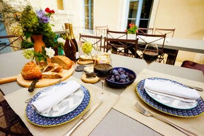 Outdoor dining - Flavigny-home of Chocolat the movie, 4 lovely rooms above, French Artisan Bakery (Flavigny-sur-Ozerain)