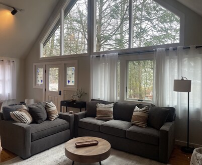 Cozy A-frame cabin just a short walk to town.