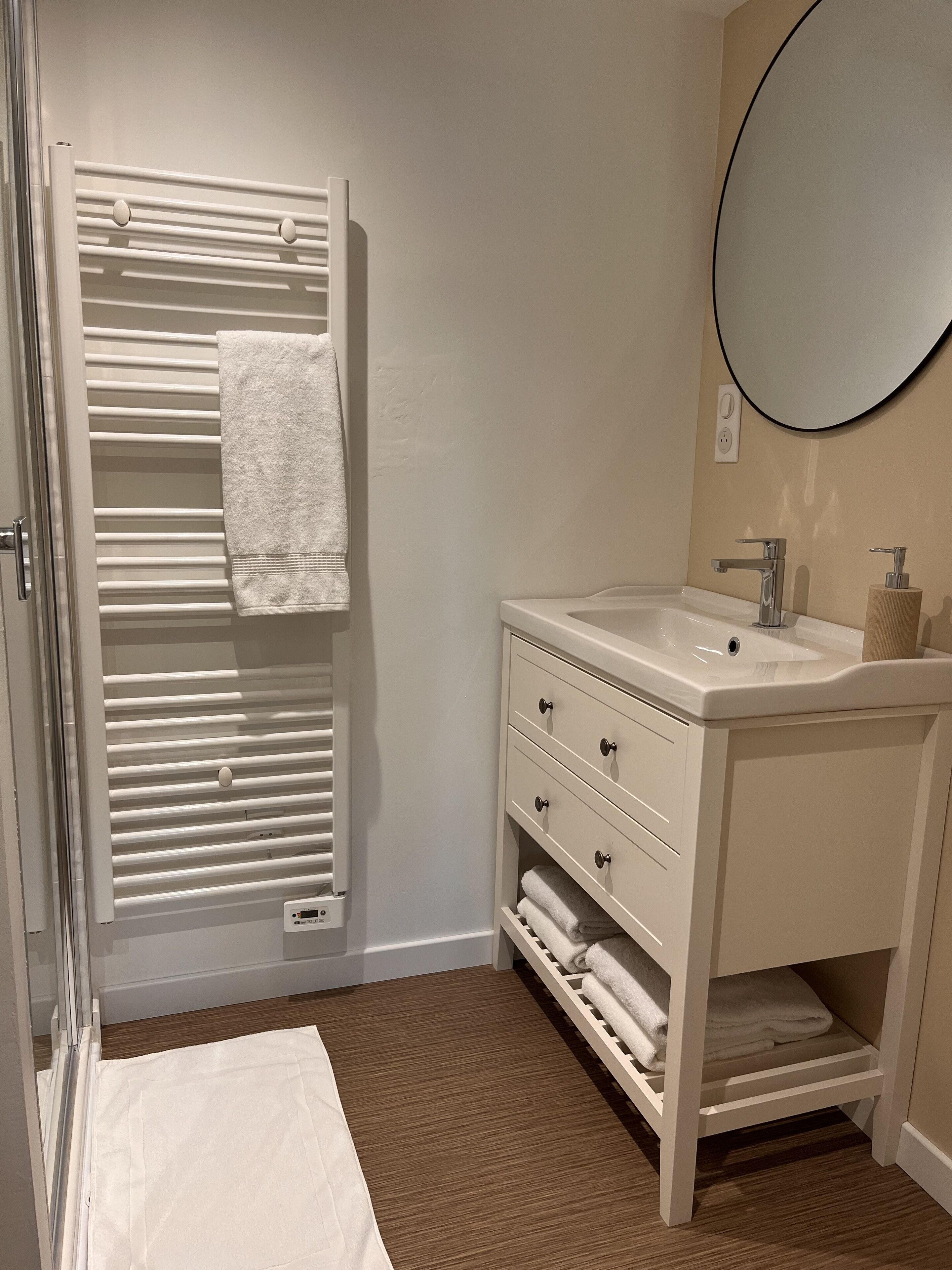 Hårtork och handdukar