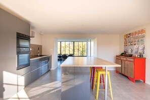 Fridge, microwave, oven, stovetop - Superbe Gite 15 Personnes au Bord de La Sèvre Nantaise Proche Puy du Fou (Saint-Aubin-des-Ormeaux)