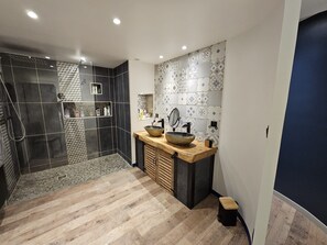 Dusche, Haartrockner, Handtücher, Seife