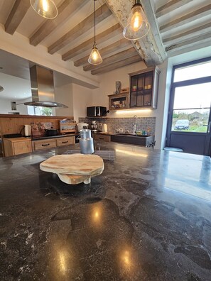 Fridge, microwave, oven, stovetop - Belle Maison Familiale au Calme, Proche des Commémorations du D-day (Vaux-sur-Aure)