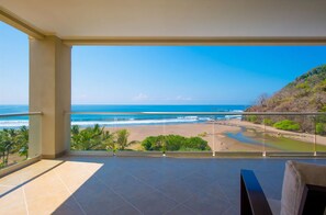 A balcony with a view of a beach and ocean. - Breakwater Point (Jacó)