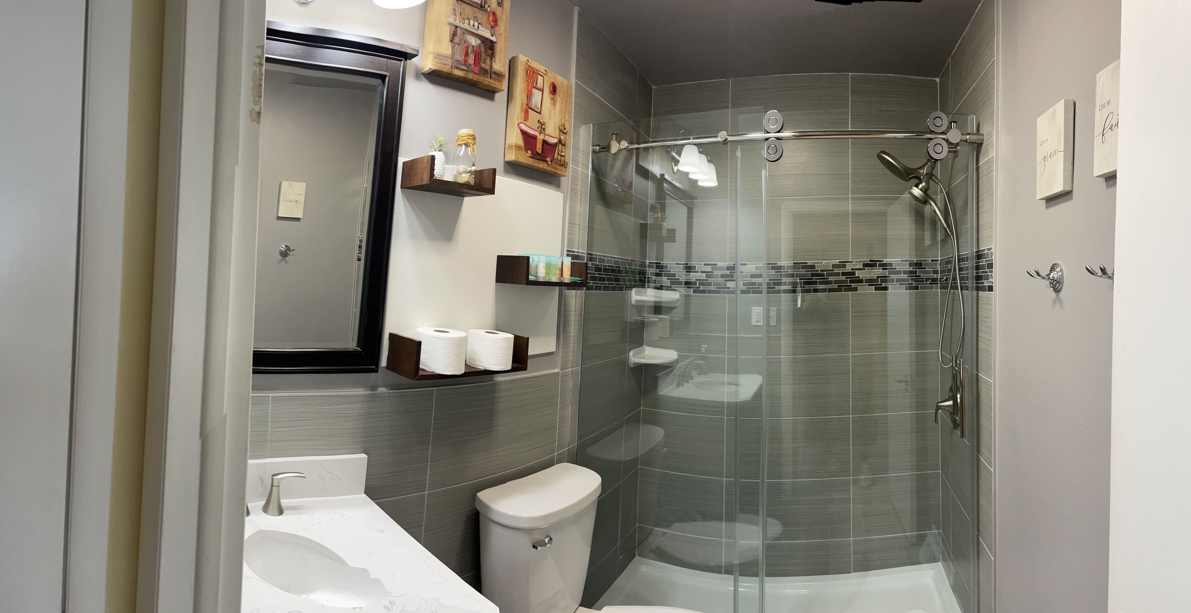 Dusche, Haartrockner, Handtücher, Seife