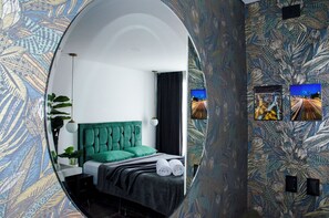 1 室のベッドルーム、セーフティボックス (室内)、デスク、アイロン / アイロン台