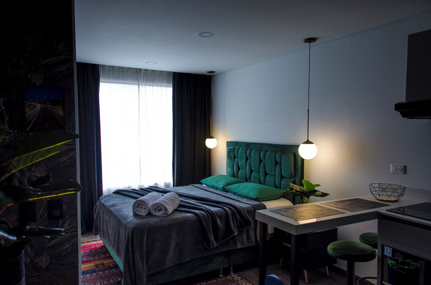 1 chambre, coffre-fort, bureau, fer et planche à repasser