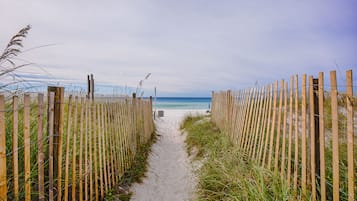 På stranden, liggestole, badehåndklæder
