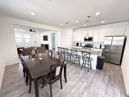 Modern Home Pool / Fire Pit / Near Lake & Stadium